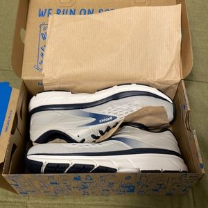Brooks Dyad 11, size 7.5 wide (2E), Mens. New, never worn.